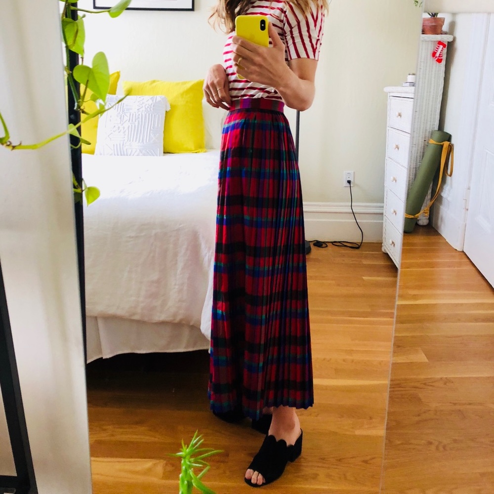 ✨ Vintage pleated 100% silk maxi skirt